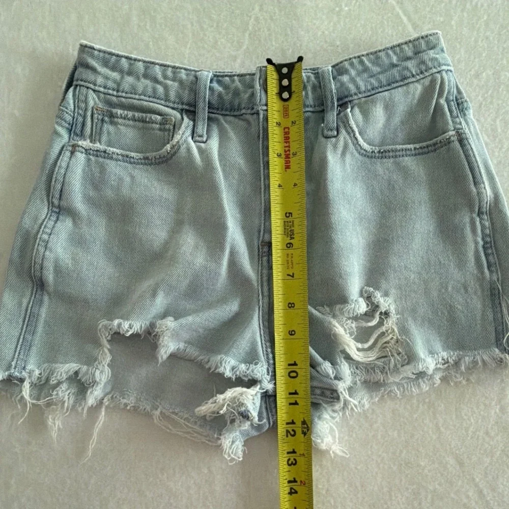 Hollister Girls Ultra High Rise Mom Jean Shorts Light Wash Distressed Size 1R 25